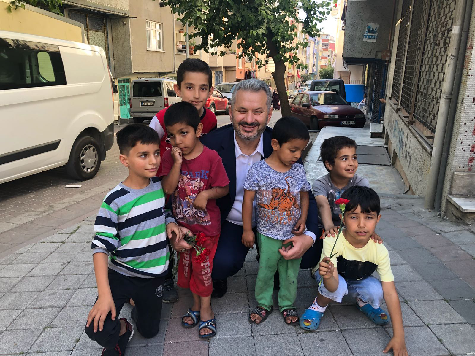 Hasan Turan çocuklarla birlikte